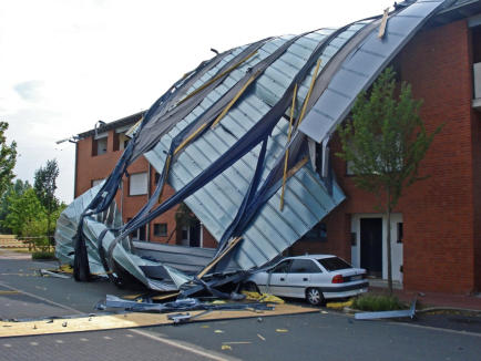 Gebäude mit beschädigtem und heruntergerissenem Dach, Sturmschaden
