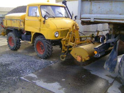 Gelber Unimog Spezialfahrzeug