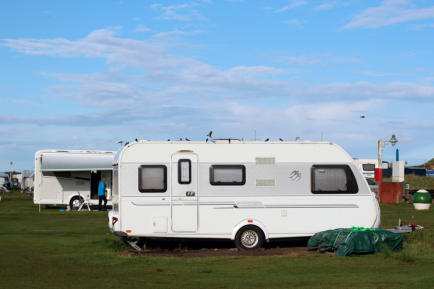 Wohnwagen auf Campingplatz