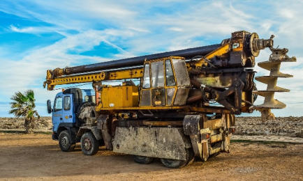 Lastwagen mit Bohrmaschine